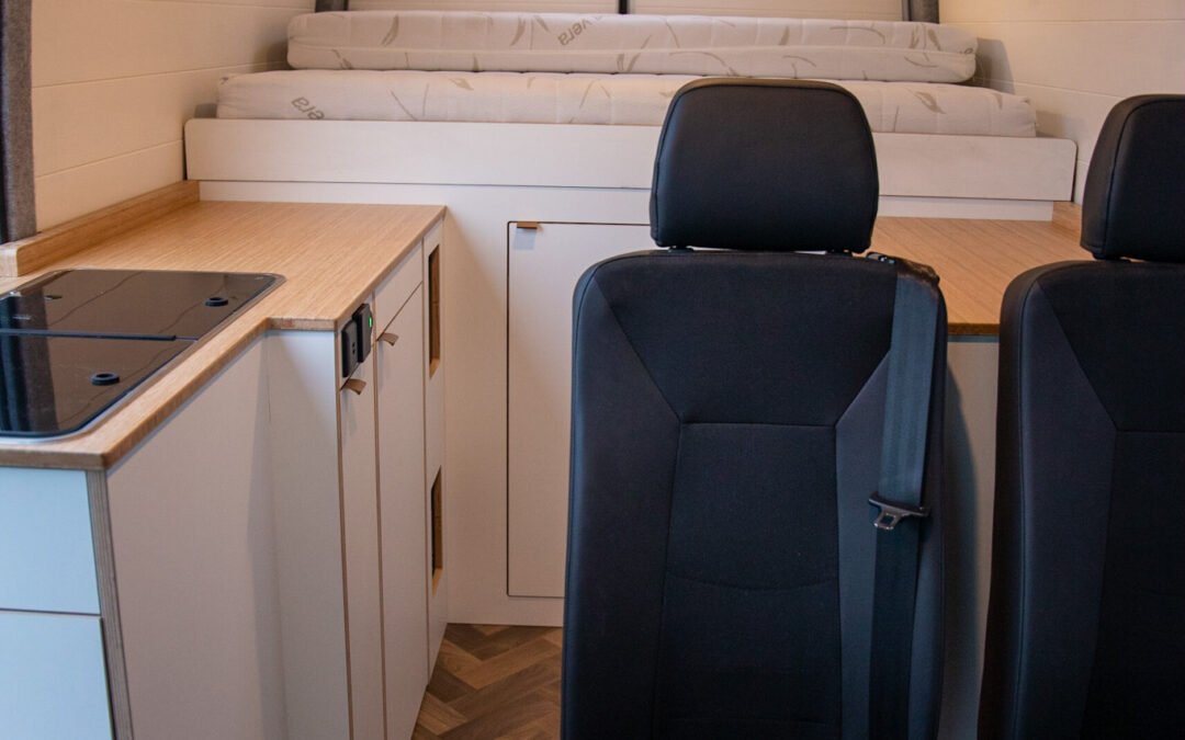 Zitplaatsen zonder gordel in je camper: wat mag wel en niet?